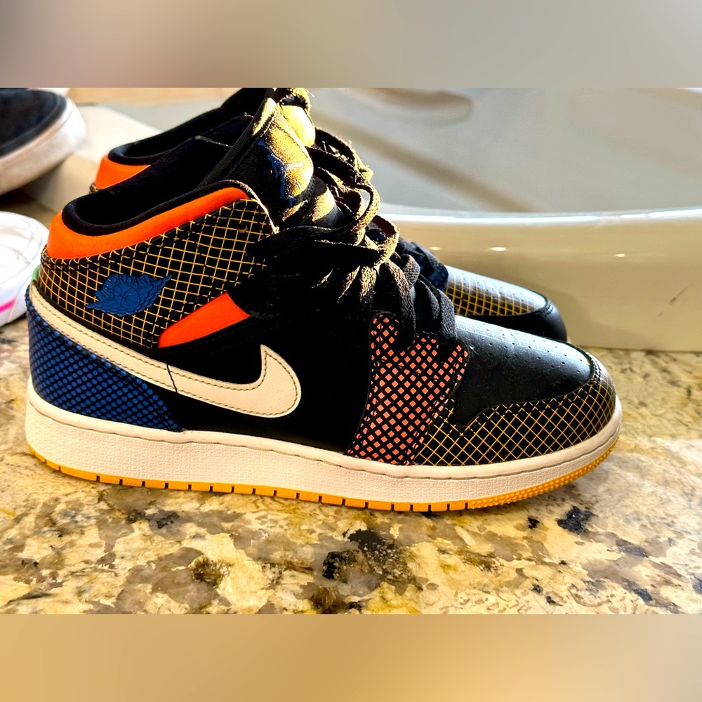 NIKE 2021 LeBron 18 GS 'Black Crimson Volt' Size 6Y